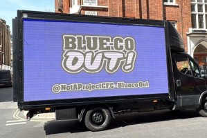 爱游戏体育-切尔西球迷组织租用数字广告车抗议：BlueCo Out！
